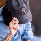 Črni denim kapa s šiltom - Logotip "Anti-Social Cat Owner" 