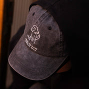 Črn denim kapa s šiltom - Logotip "Dogs. Because People Suck" 