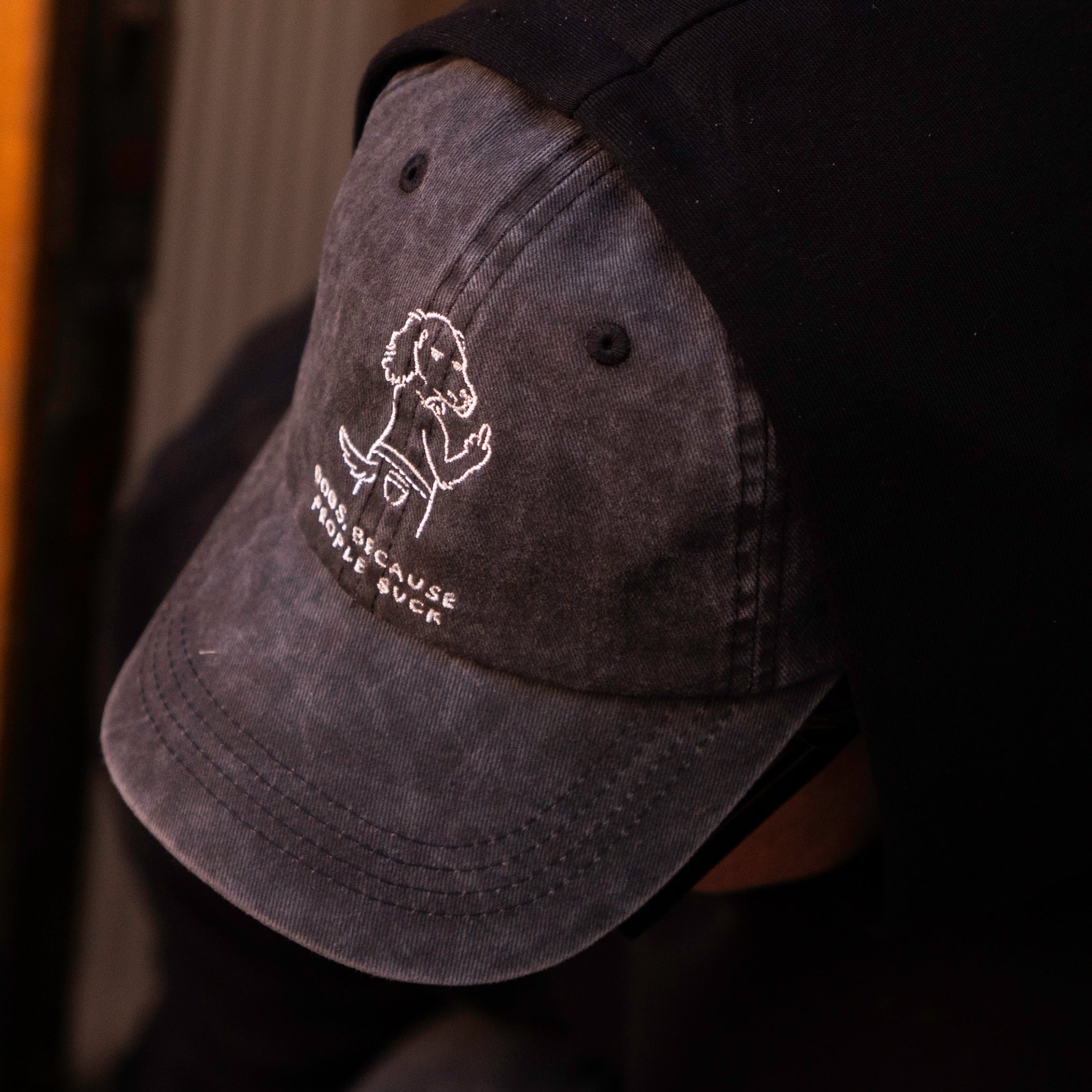 Črn denim kapa s šiltom - Logotip "Dogs. Because People Suck" 