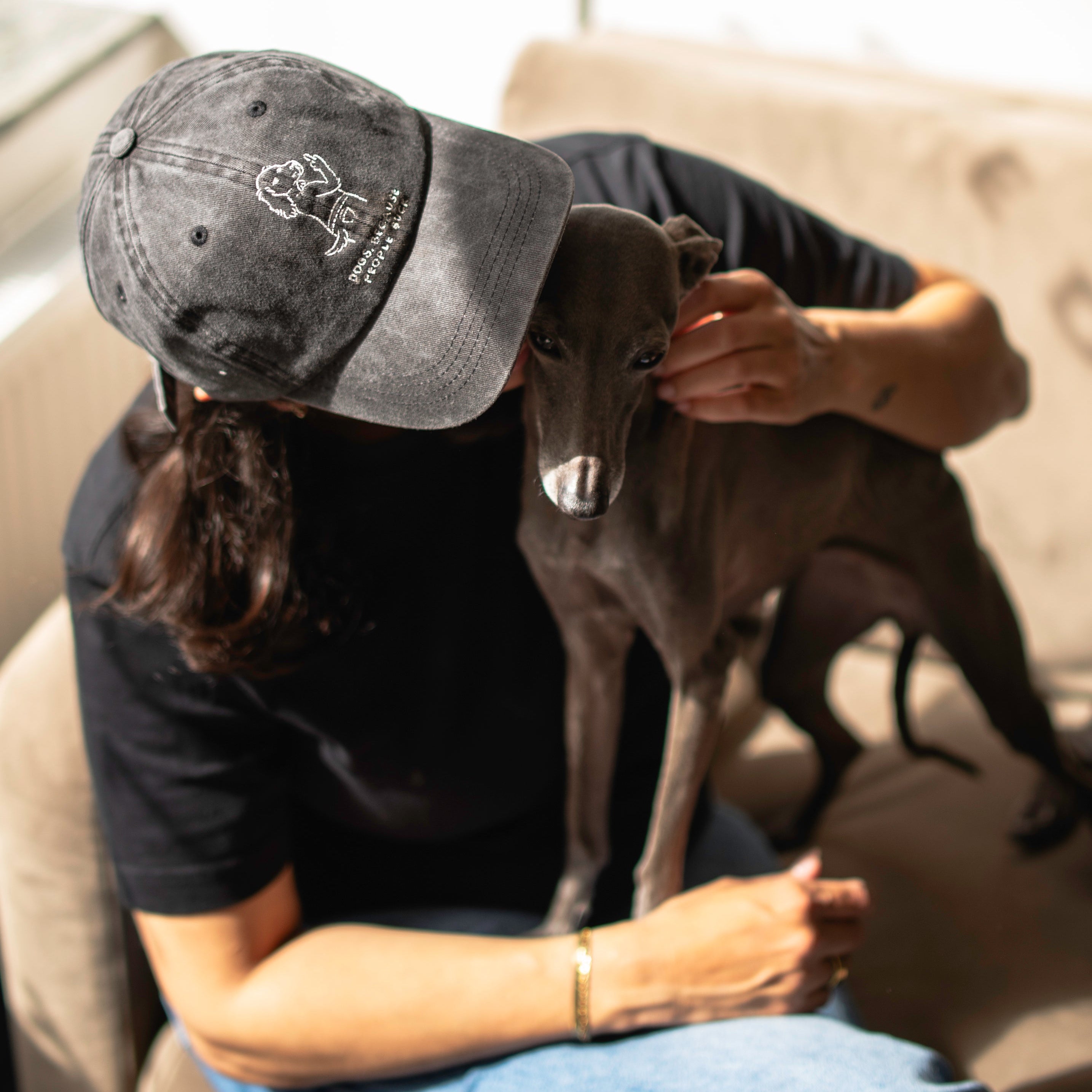 Črn denim kapa s šiltom - Logotip "Dogs. Because People Suck" 