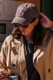 Rjav džins kapa s šiltom - Logotip "Cats & Wine Make Everything Fine" 