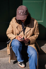 Rjav džins kapa s šiltom - Logotip "Cats & Wine Make Everything Fine" 