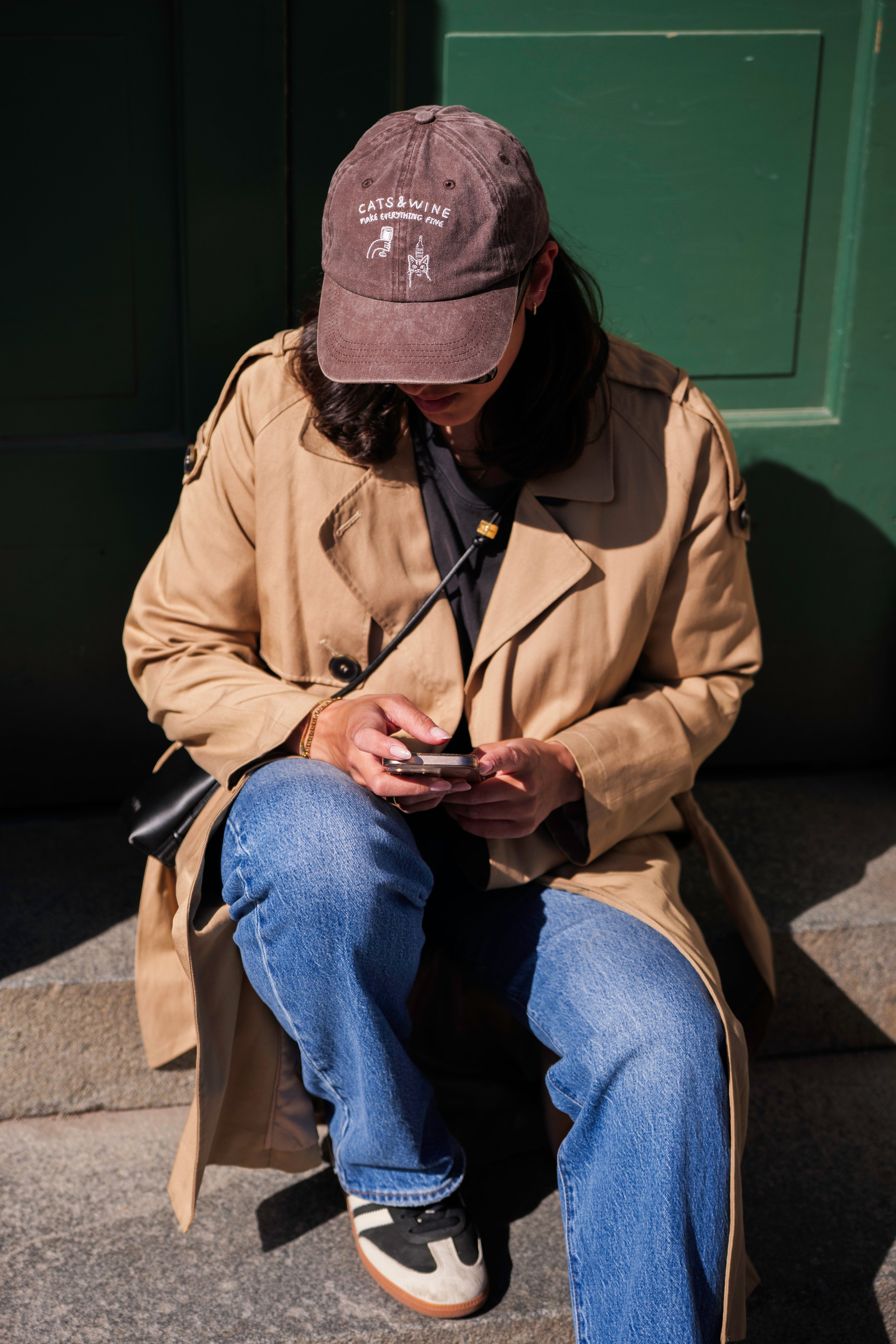 Rjav džins kapa s šiltom - Logotip "Cats & Wine Make Everything Fine" 